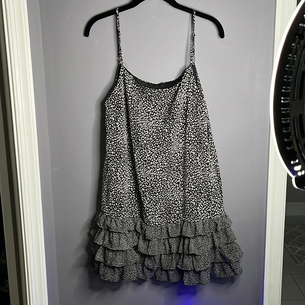 Hyvfe Black and White Leo Print Ruffle Bottom Spaghetti Strap Dress Size Small - Picture 9 of 9